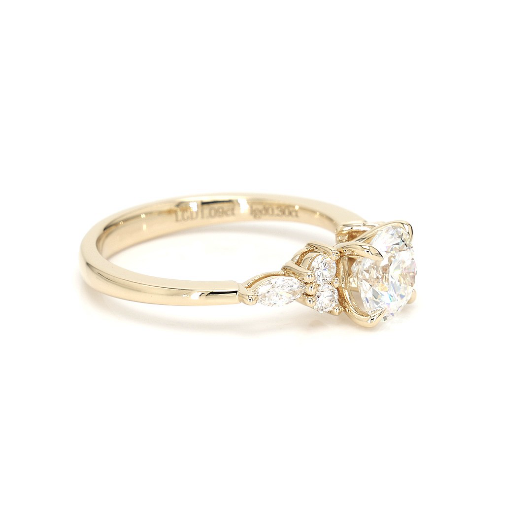 18K 1.09ct Round Shaped Noelle Ring Yellow Frame 9