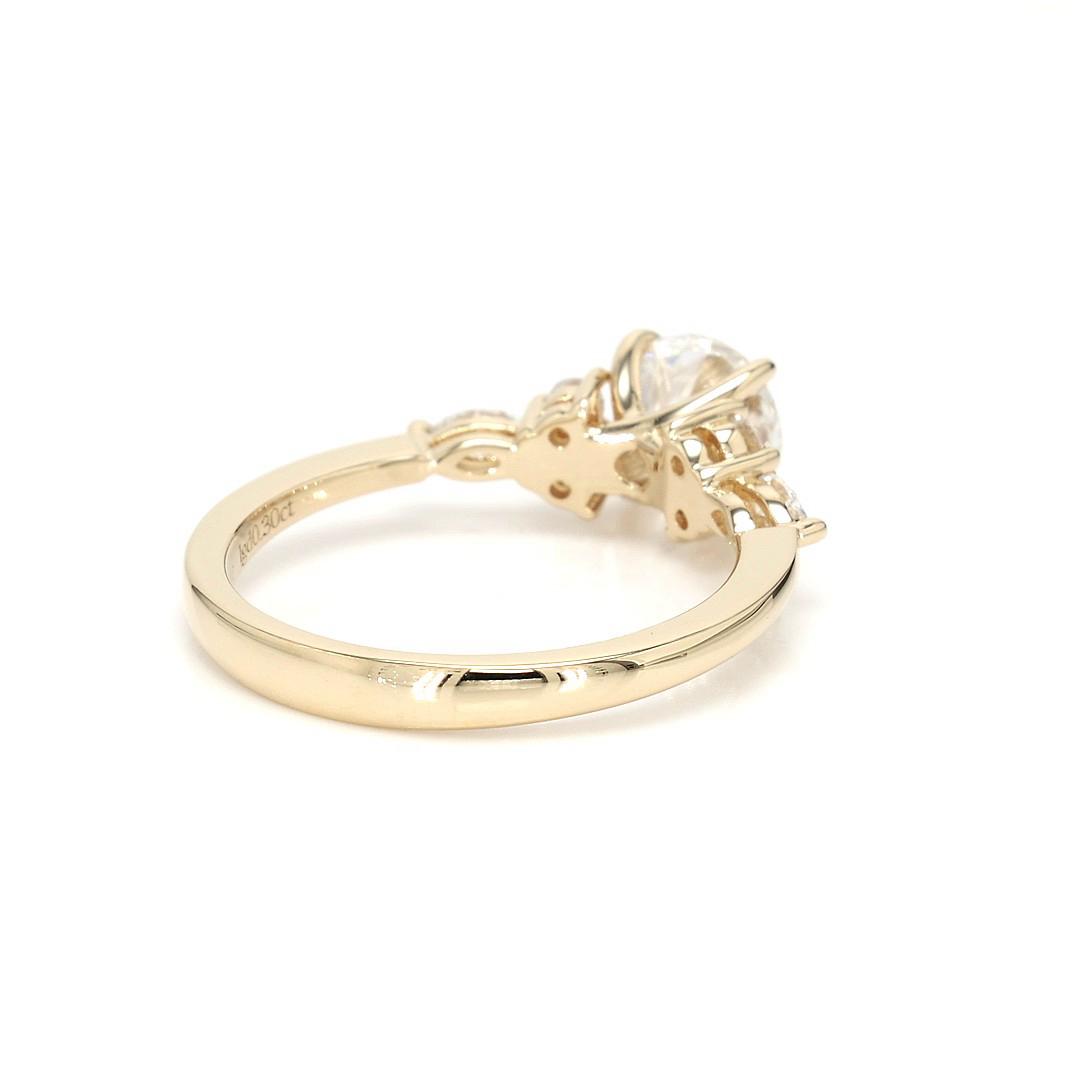 18K 1.09ct Round Shaped Noelle Ring Yellow Frame 17