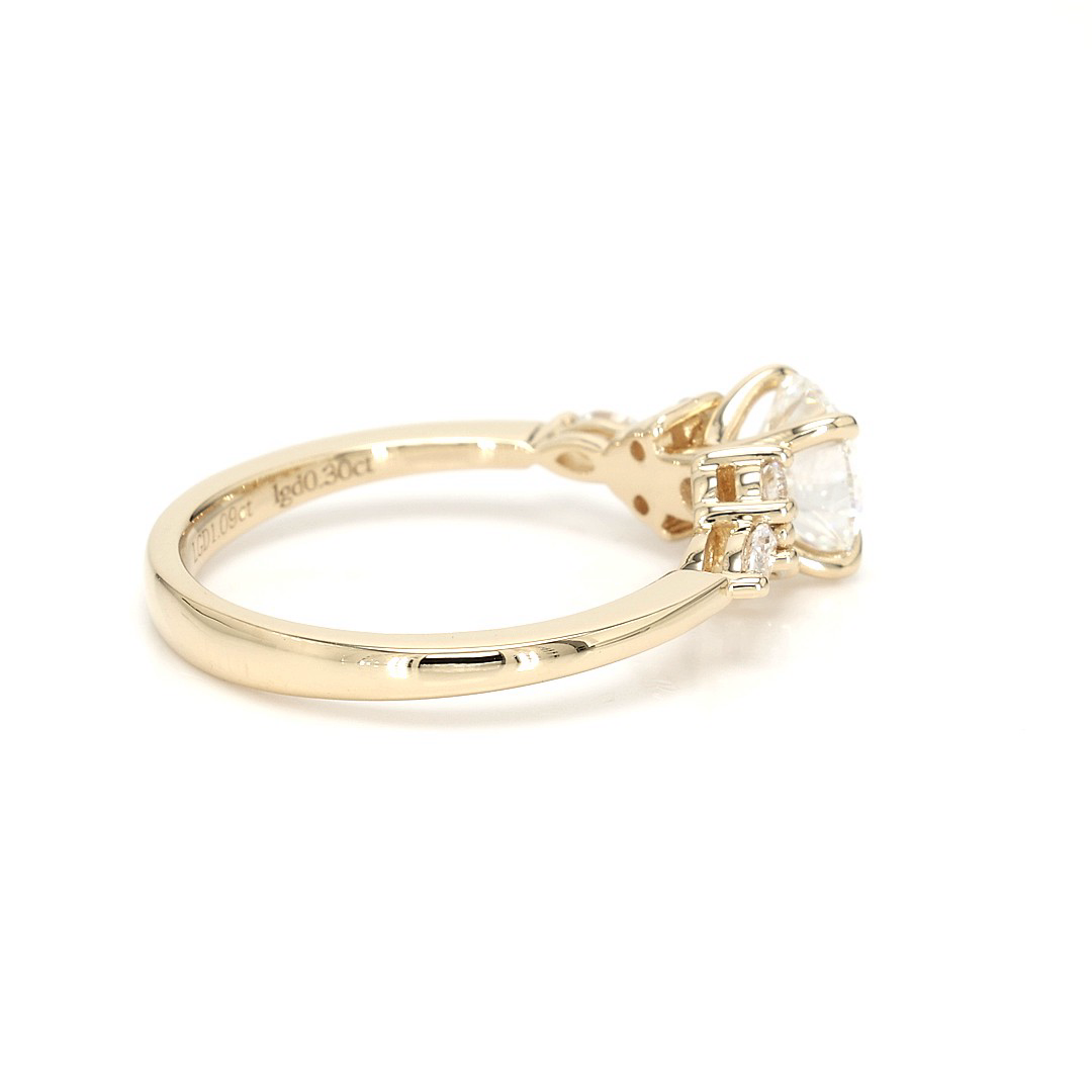 18K 1.09ct Round Shaped Noelle Ring Yellow Frame 18