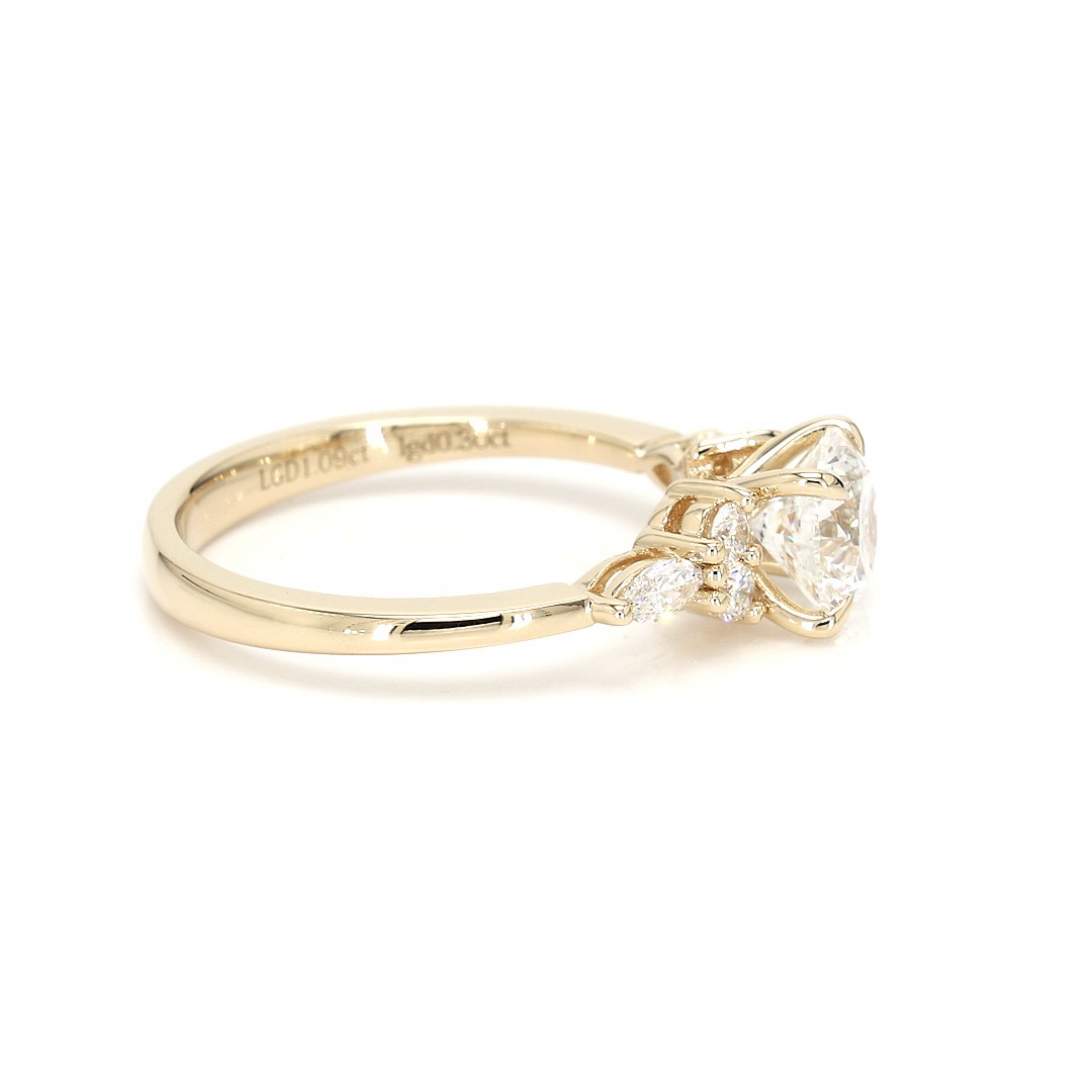 18K 1.09ct Round Shaped Noelle Ring Yellow Frame 19