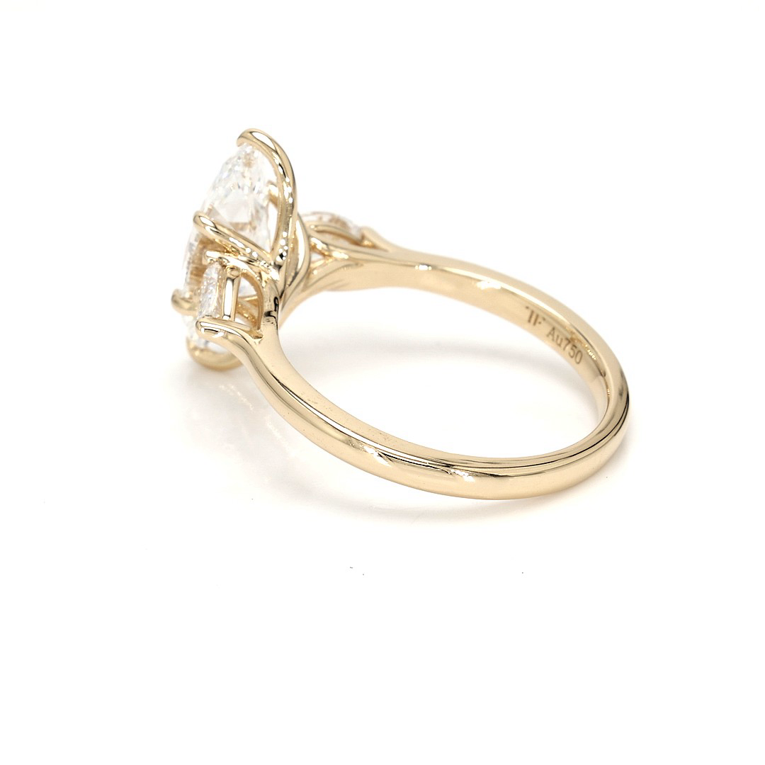 18K 2ct Marquise Shaped Marquise Ring Yellow Frame 3