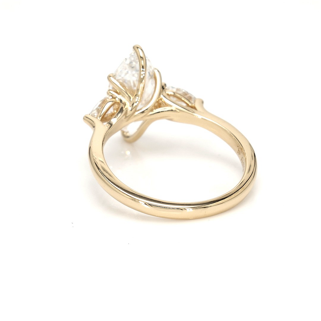 18K 2ct Marquise Shaped Marquise Ring Yellow Frame 4
