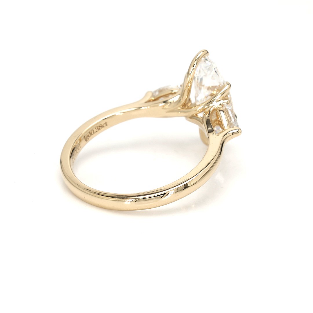 18K 2ct Marquise Shaped Marquise Ring Yellow Frame 6