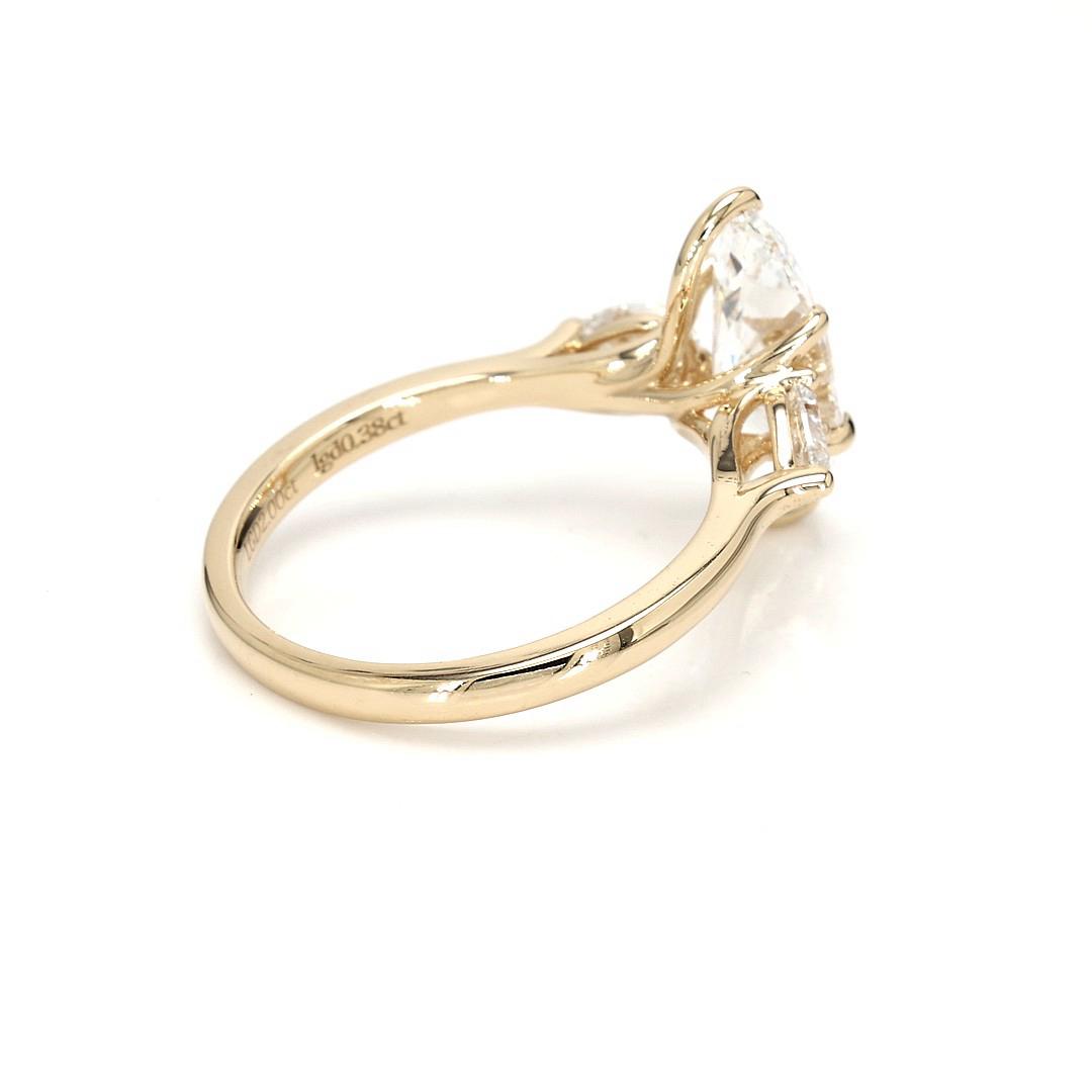 18K 2ct Marquise Shaped Marquise Ring Yellow Frame 17