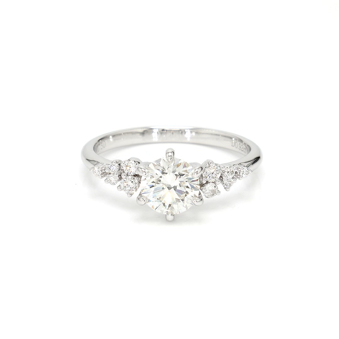 18K 0.92ct Round Shaped Sophie Ring White Frame 0