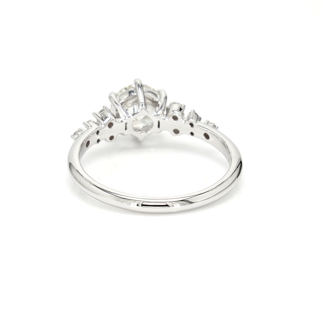 18K 0.92ct Round Shaped Sophie Ring White Frame 5