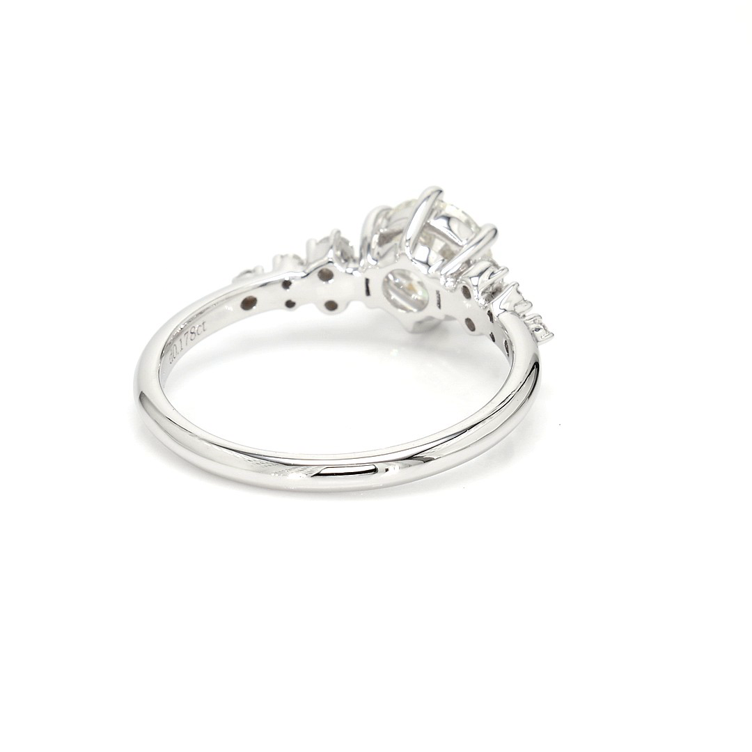 18K 0.92ct Round Shaped Sophie Ring White Frame 6