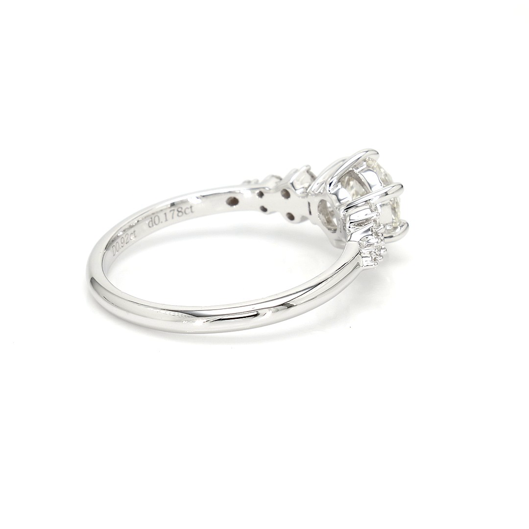 18K 0.92ct Round Shaped Sophie Ring White Frame 7