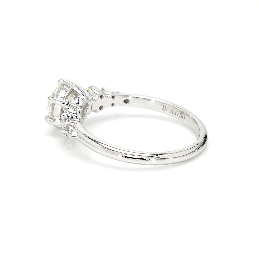 18K 0.92ct Round Shaped Sophie Ring White Frame 14