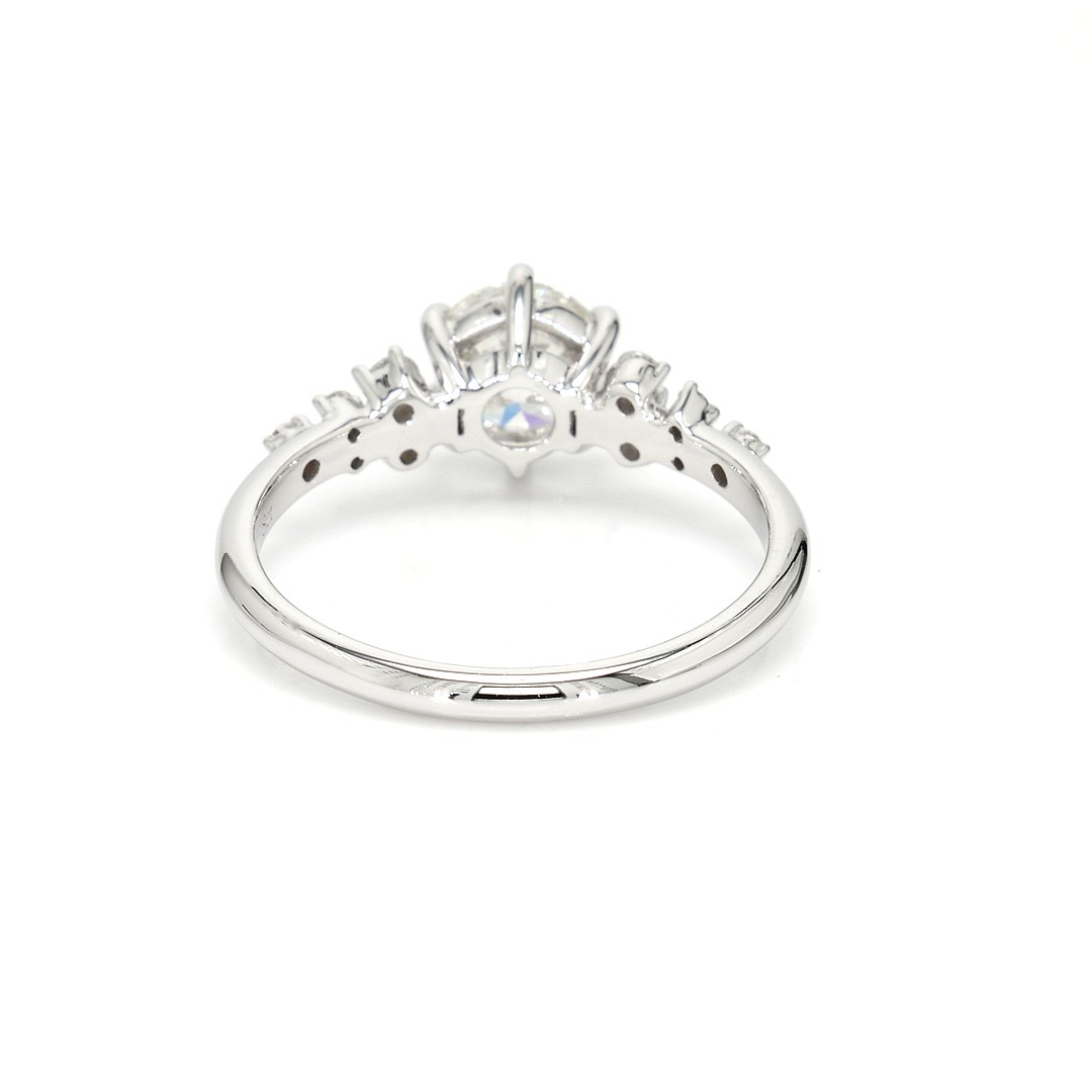18K 0.92ct Round Shaped Sophie Ring White Frame 16