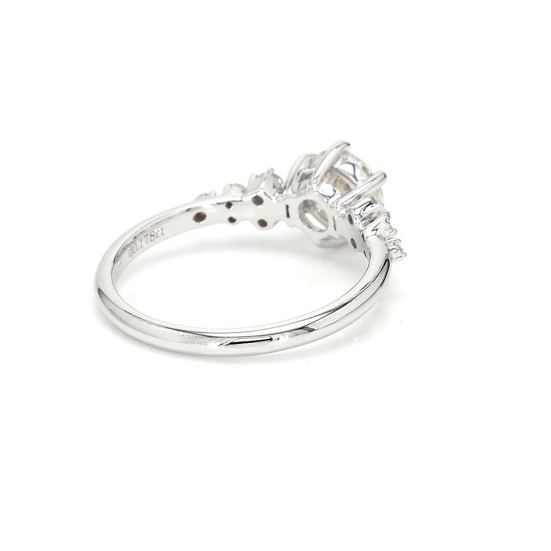 18K 0.92ct Round Shaped Sophie Ring White Frame 17