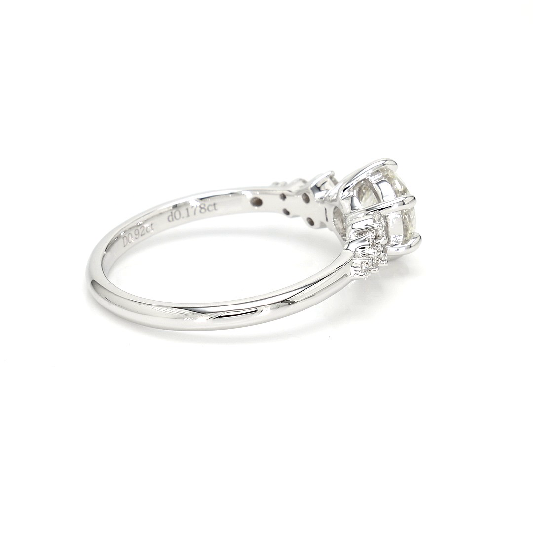 18K 0.92ct Round Shaped Sophie Ring White Frame 18