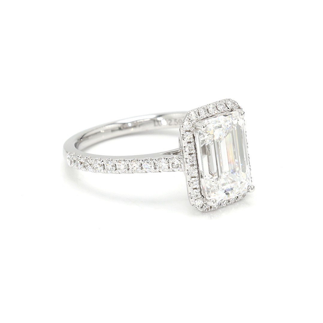 18K 2.59ct Emerald Shaped Emerald Halo Ring Ring White Frame 9