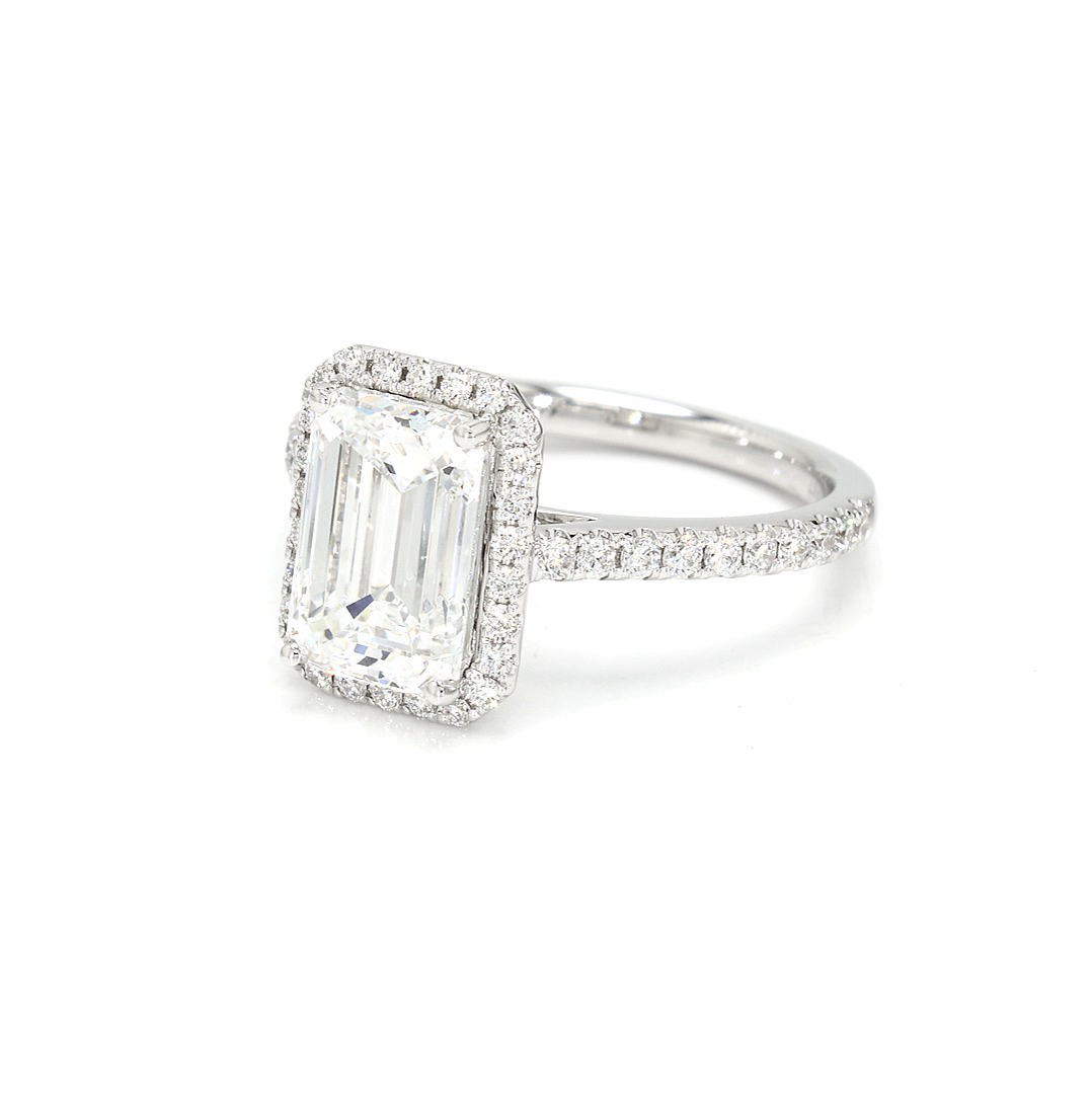 18K 2.59ct Emerald Shaped Emerald Halo Ring Ring White Frame 11