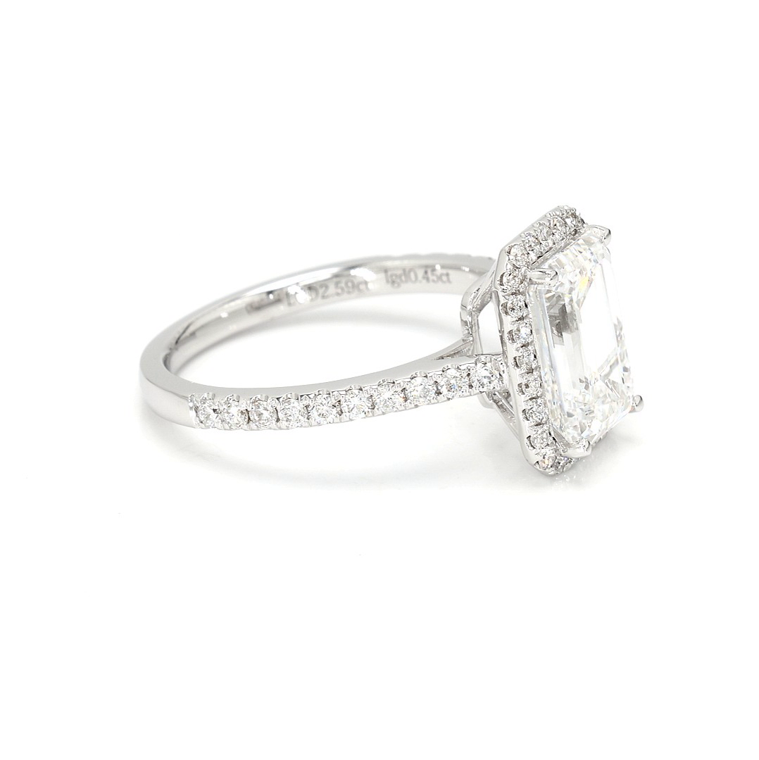 18K 2.59ct Emerald Shaped Emerald Halo Ring Ring White Frame 19