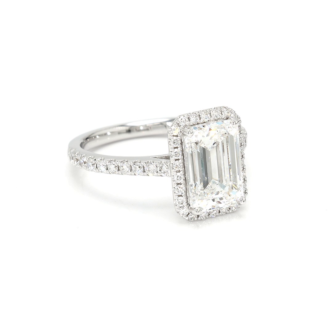 18K 2.59ct Emerald Shaped Emerald Halo Ring Ring White Frame 20
