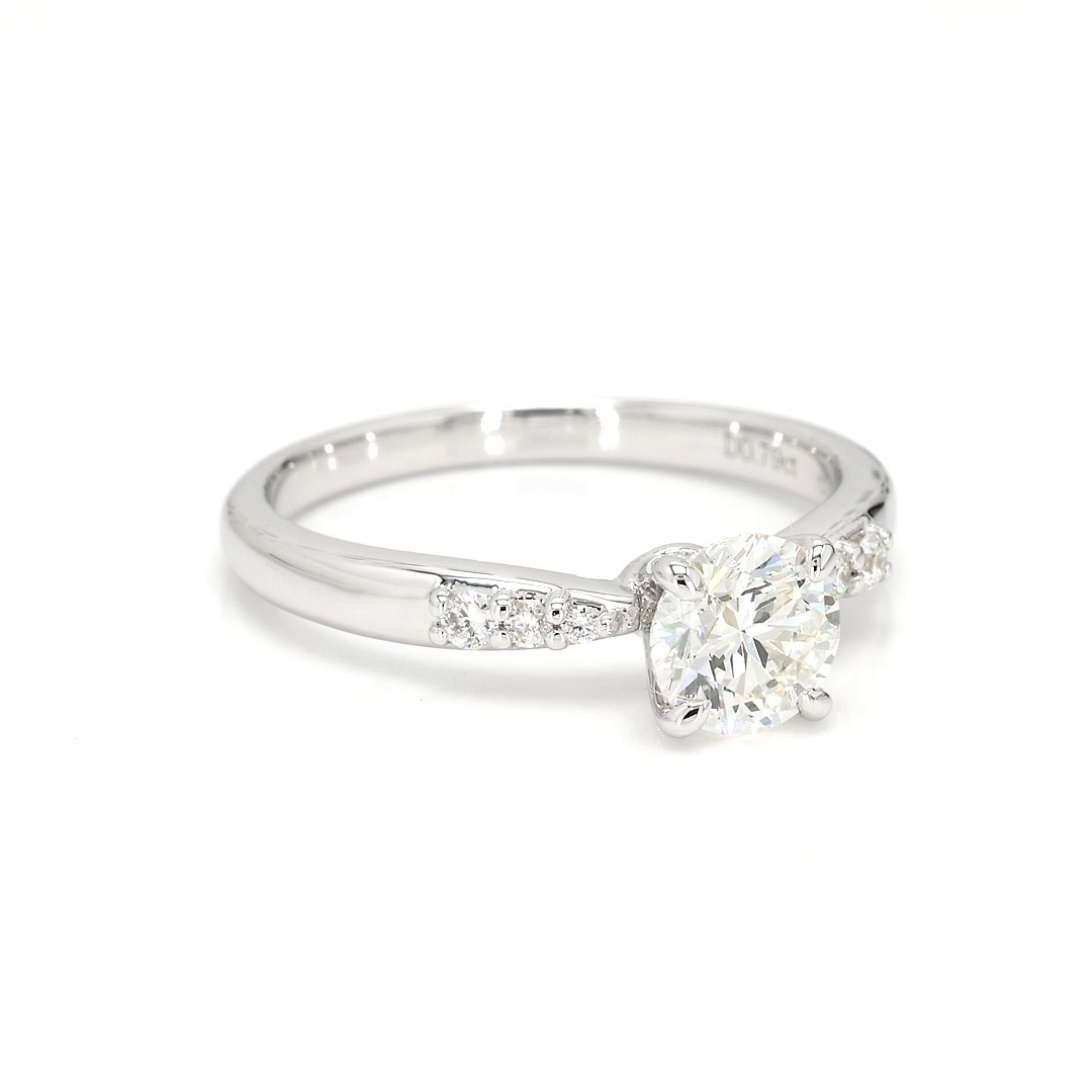 18K 0.79ct Round Shaped Alex Ring White Frame 20