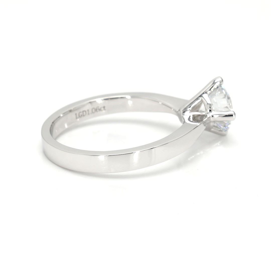 18K 1.06ct Round  Shaped Miel Ring White Frame 7