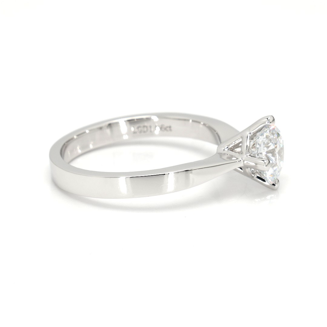 18K 1.06ct Round  Shaped Miel Ring White Frame 8