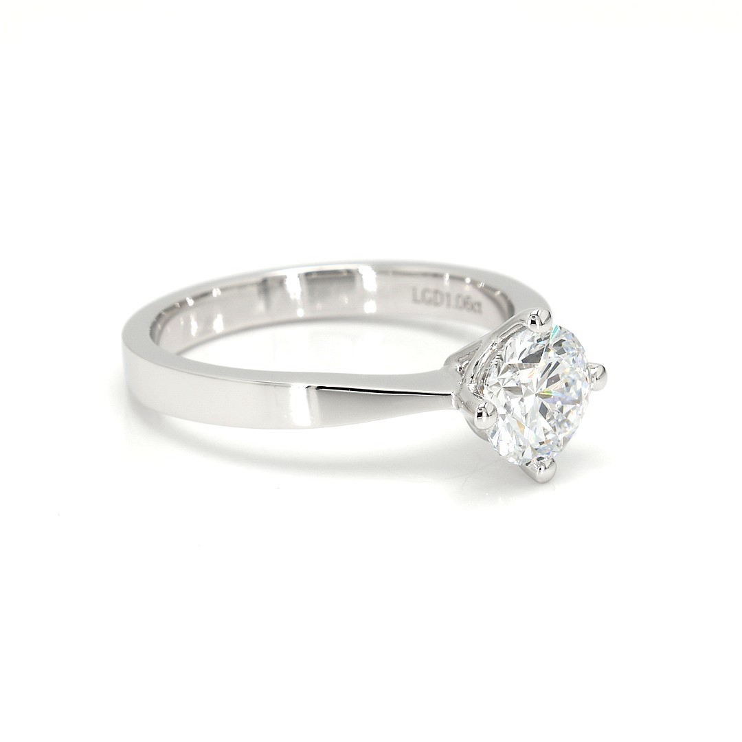 18K 1.06ct Round  Shaped Miel Ring White Frame 9