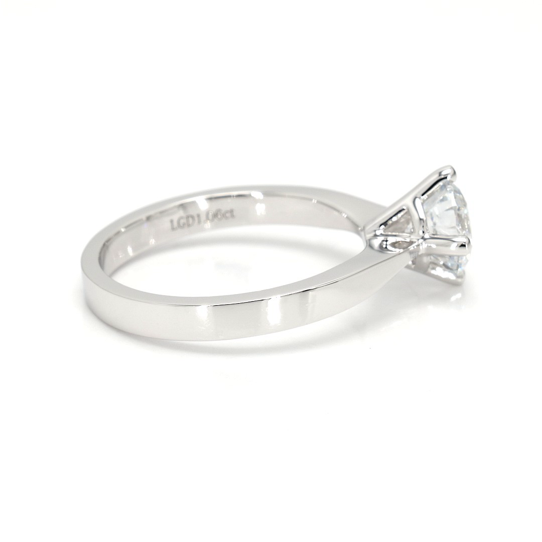 18K 1.06ct Round  Shaped Miel Ring White Frame 18