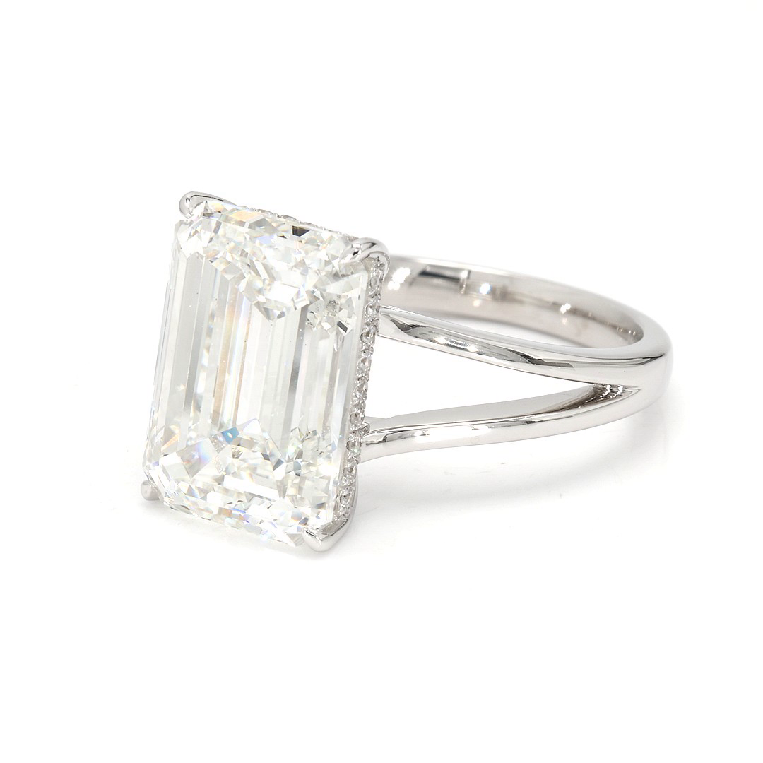 18K 7.14ct Emerald Shaped Christine Ring White Frame 1