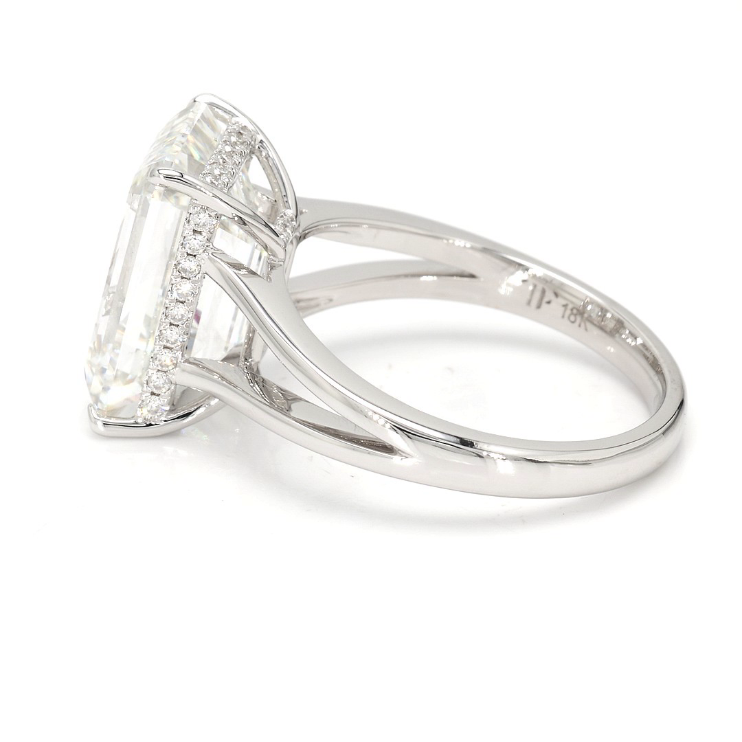 18K 7.14ct Emerald Shaped Christine Ring White Frame 3