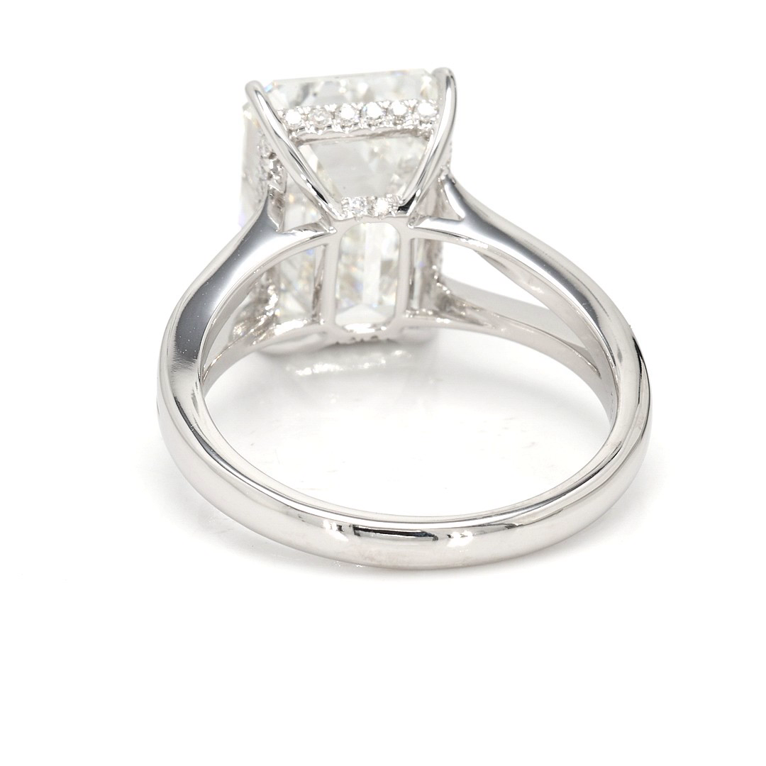 18K 7.14ct Emerald Shaped Christine Ring White Frame 5