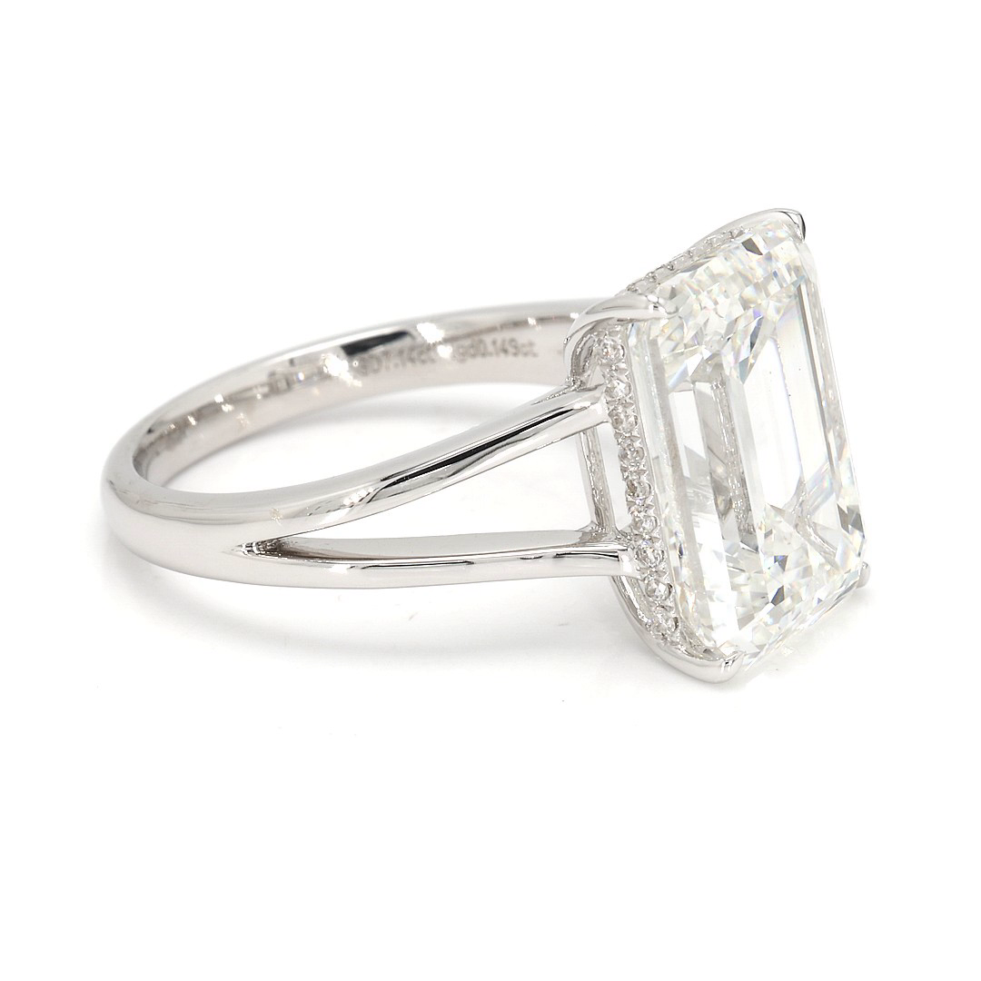 18K 7.14ct Emerald Shaped Christine Ring White Frame 9