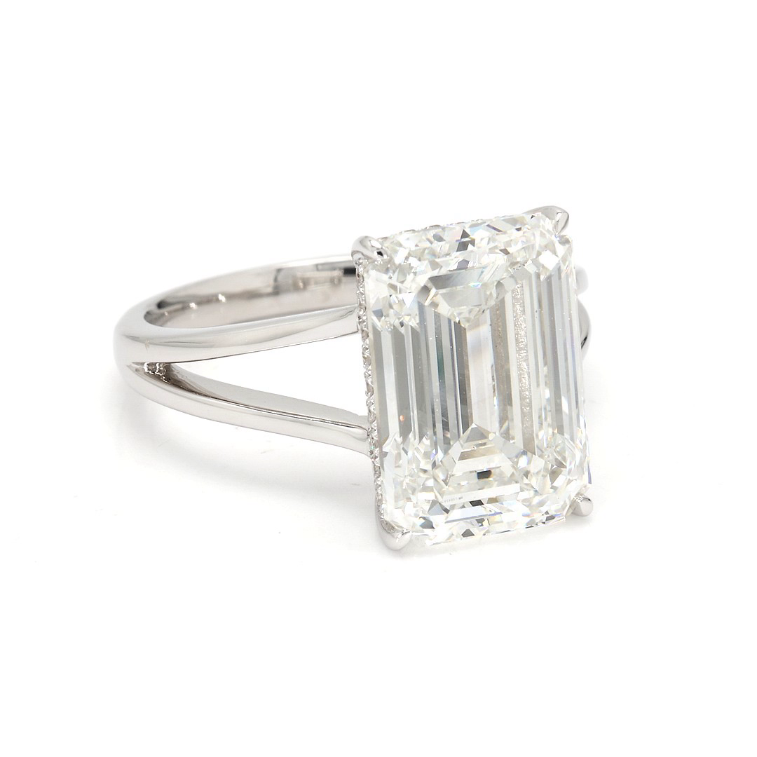 18K 7.14ct Emerald Shaped Christine Ring White Frame 10