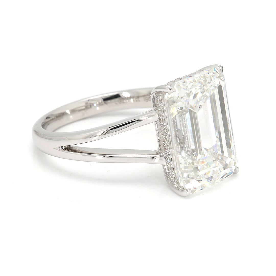 18K 7.14ct Emerald Shaped Christine Ring White Frame 20