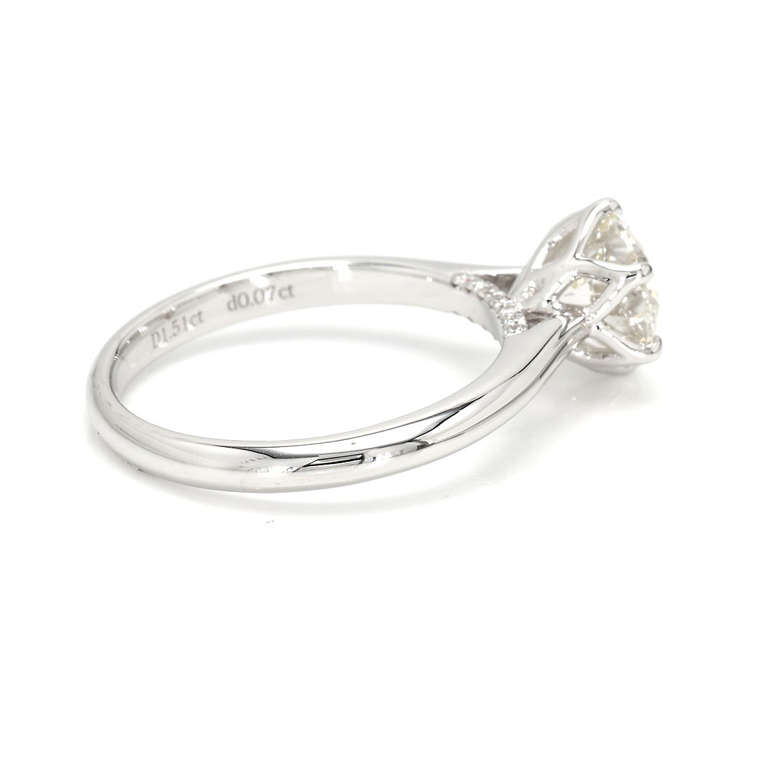 18K 1.51ct Round  Shaped Audrey Ring White Frame 18