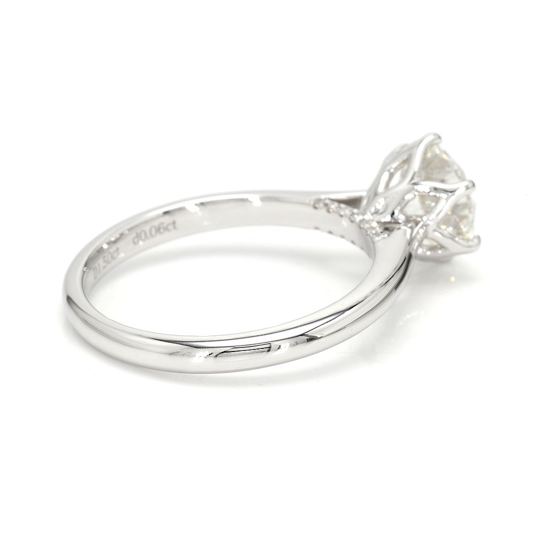 18K 1.5ct Round  Shaped Audrey Ring White Frame 7
