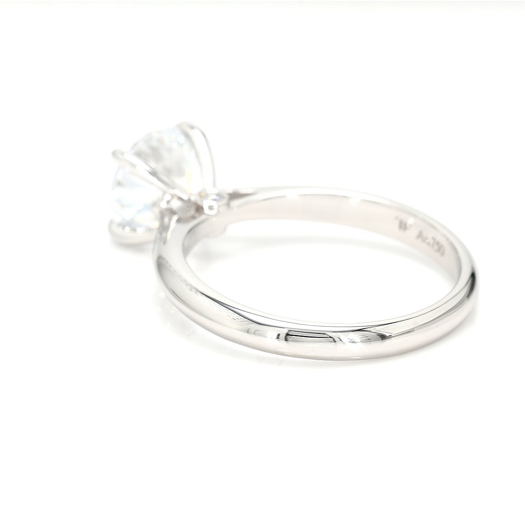 18K 1.5ct E VS1  Round  Shaped Lucia White Frame 4