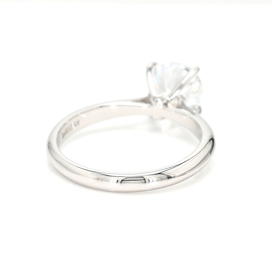 18K 1.5ct E VS1  Round  Shaped Lucia White Frame 6