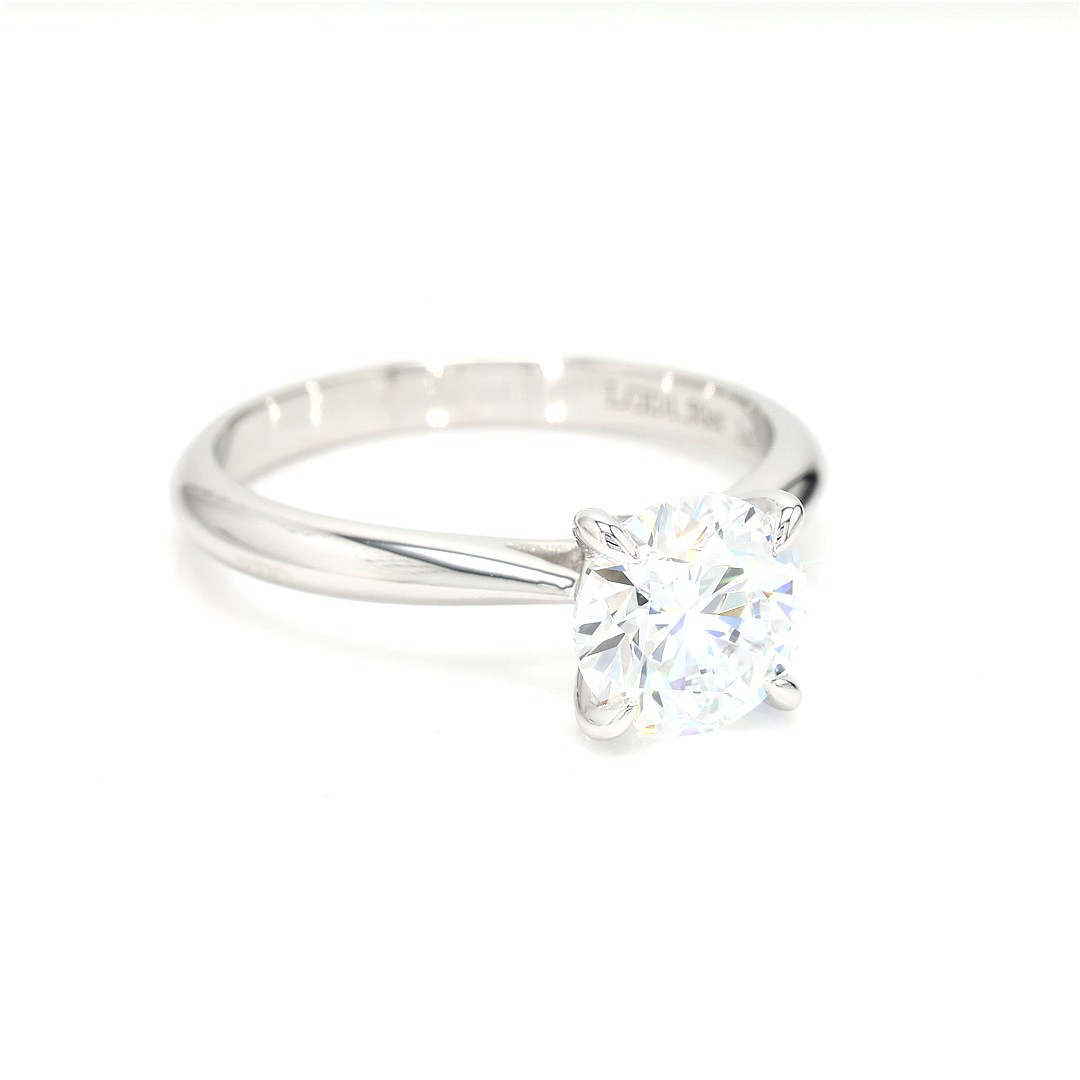 18K 1.5ct E VS1  Round  Shaped Lucia White Frame 10