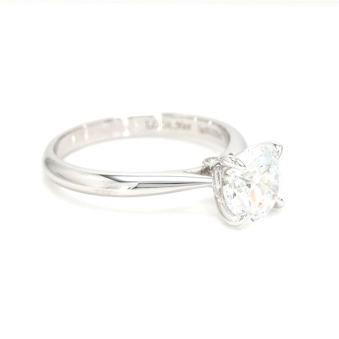 18K 1.5ct E VS1  Round  Shaped Lucia White Frame 20