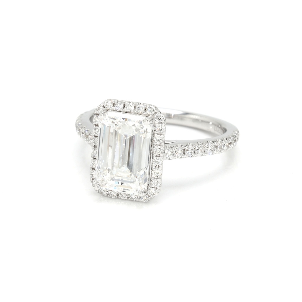 18K 2.59ct Emerald Shaped Emerald Halo Ring Ring White