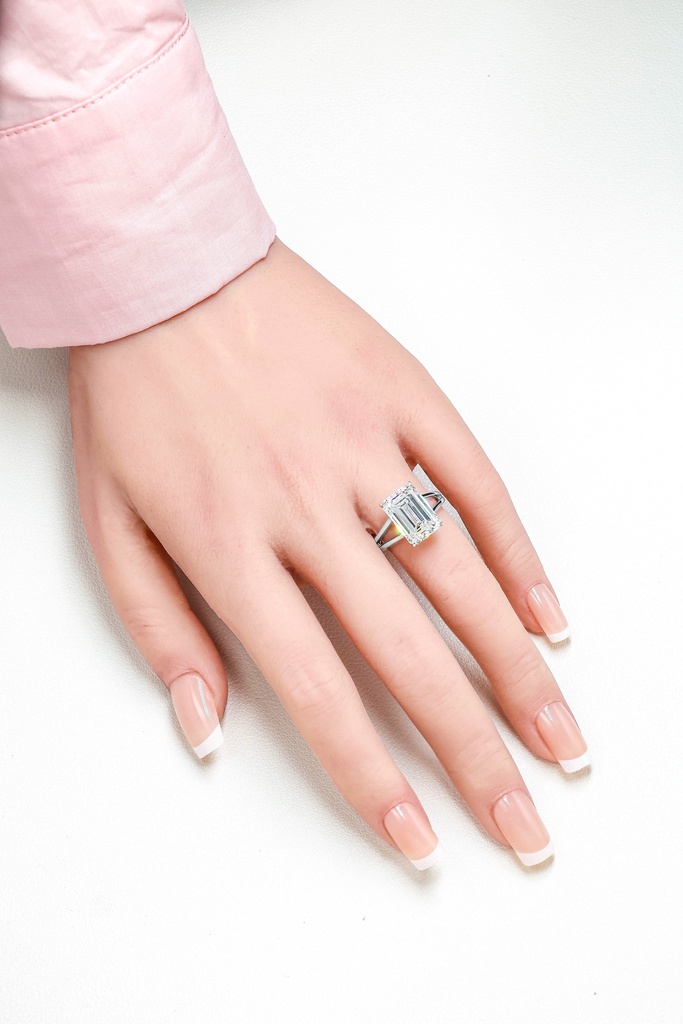 18K 7.14ct Emerald Shaped Christine Ring White